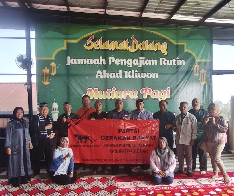 Pengurus Partai Gerakan Rakyat Sleman berfoto bersama membentangkan spanduk DPD Kabupaten Sleman