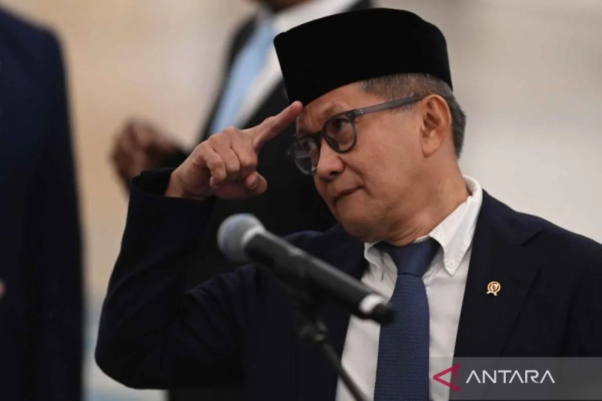 Rocky Gerung menunjuk pelipisnya saat pelantikan anggota Dewan Pertimbangan Presiden di Istana Negara, Jakarta